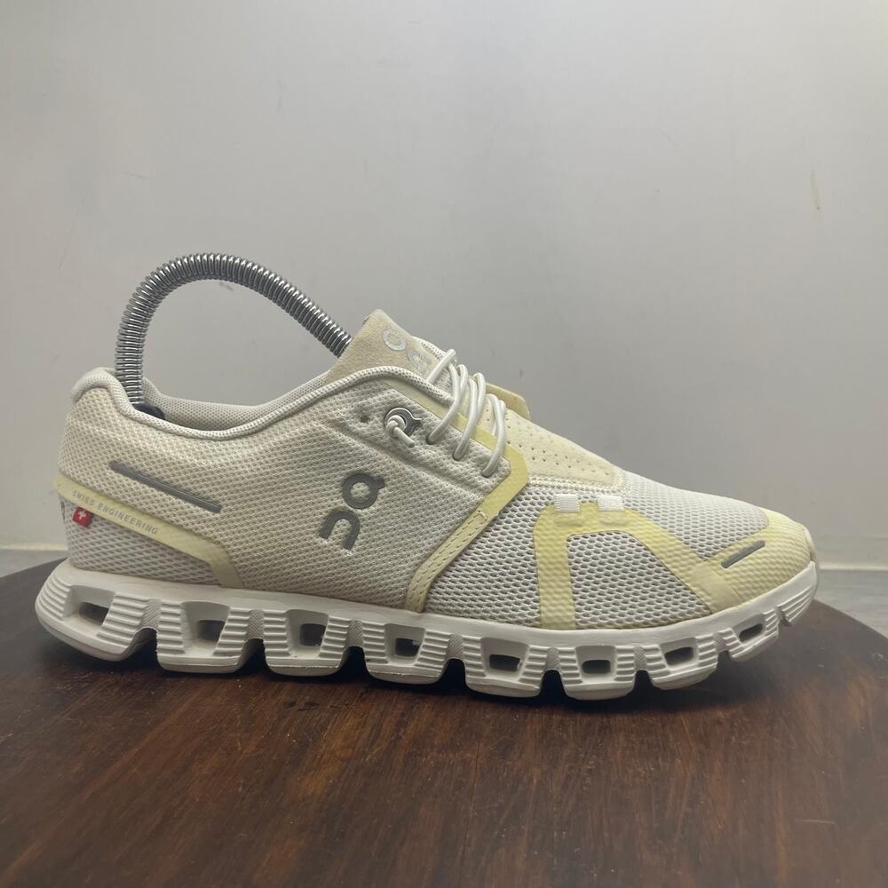 On Cloud 5 Womens Size 7 White Comfort Athletic Running Walking Shoes Sneakers